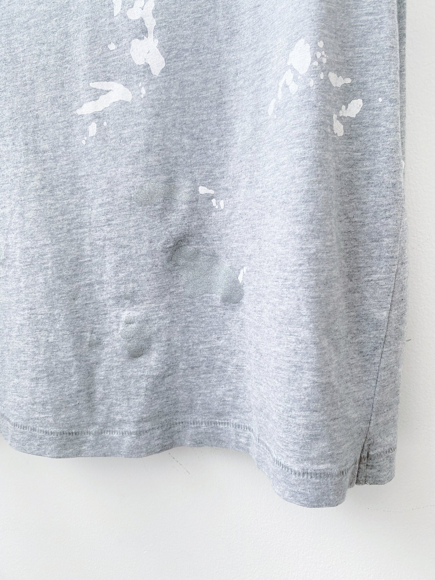 Helmut Lang – Grey Logo Paint-Splatter T-Shirt.